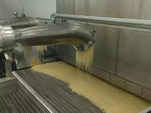 La extrusora de gelatina está produciendo gelatina